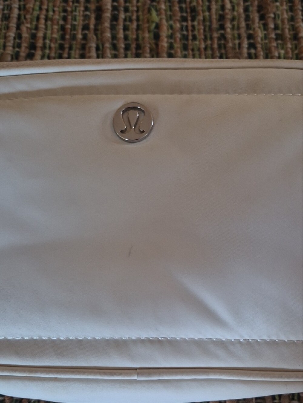 LuLu Lemon Crossbody Bag 2L  Bag Cream Color Nwot - Picture 2 of 6